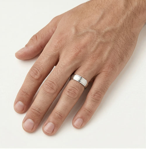 Bague de mariage en or blanc avec finition polie.
