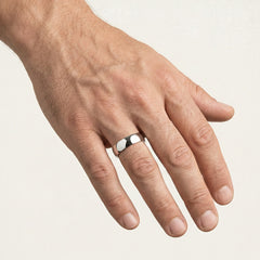 Klassischer Ehering aus Weißgold