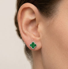 Boucles d’oreilles clous en agate verte trèfle