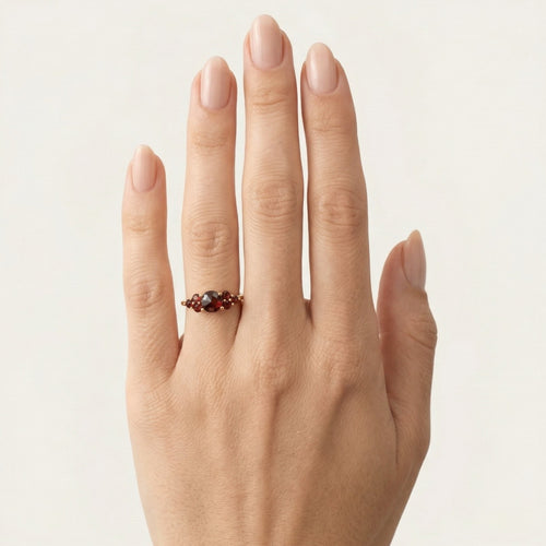 Gelbgoldring mit rund geschliffenen Granaten