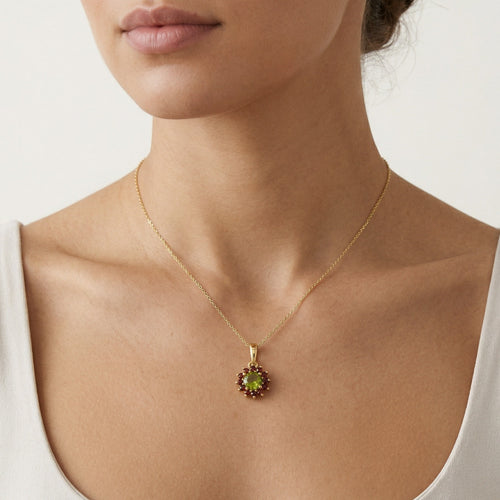 Florale Strahlkraft in Gelbgold mit Moldavit- und Granatstein