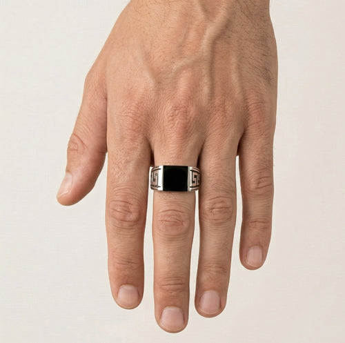 Pánský prsten s onyxem v princess brusu a řeckým vzorem po stranách