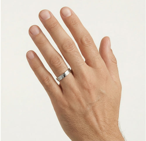 Bague de mariage en or blanc avec détail de ligne gravée