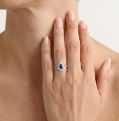 Bague en saphir taille poire avec sertissage de diamants