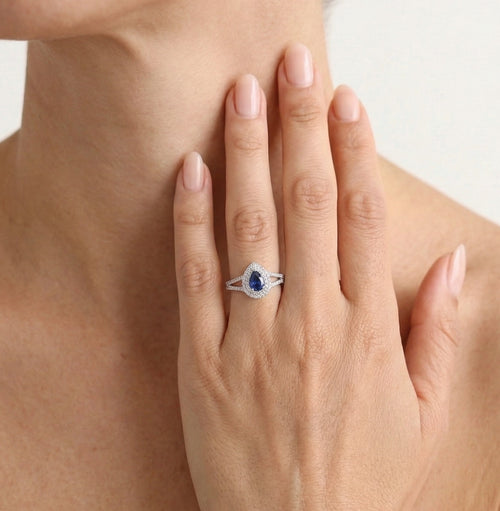 Bague en saphir taille poire avec sertissage de diamants