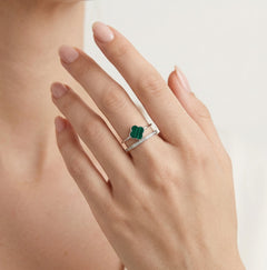 Stříbrný prsten se zeleným achátem ve tvaru čtyřlístku