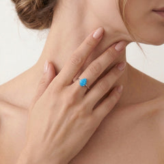 Bague en argent avec opale bleue poire