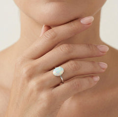 Anillo sencillo de ópalo cabujón