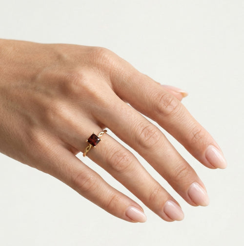 Stylischer Ring aus Gelbgold mit Solitär-Garnet