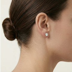 Boucles d’oreilles puces en or blanc avec perle