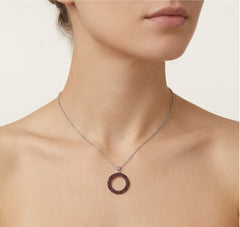 Přívěsek s otevřeným kruhem s granáty