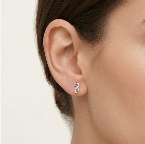 Boucles d’oreilles infini en argent avec zircons cubiques semi-recouvertes