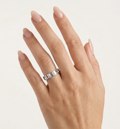 Weißgoldringe mit gravierten Linien