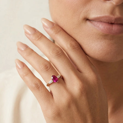 Zlatý prsten se syntetickým rubínem