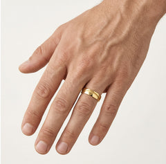 Snubní prsten ze žlutého zlata se zakřivenou matnou linií