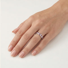 Bague avec combinaison de rubis et de diamants