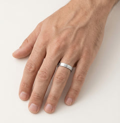 Bague de mariage solitaire en or blanc avec ligne plate polie