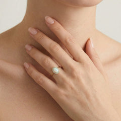 Oválný prsten s bílým opálem