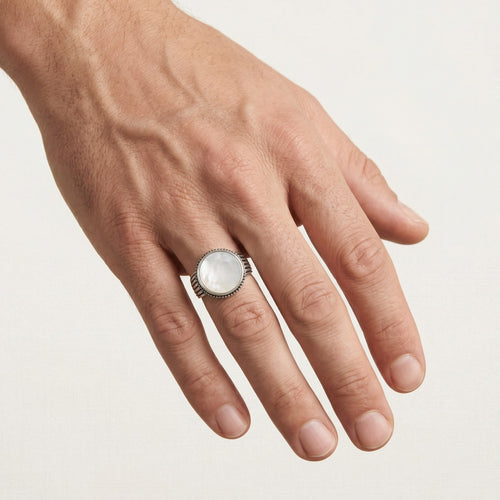 Silver bold ring with mother of pearl