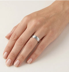 Moderní snubní prsten z bílého zlata s rytinami