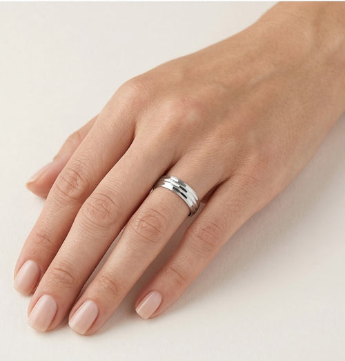 Moderner Weißgold-Ehering mit Gravuren