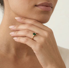 Oválný prsten se zeleným syntetickým smaragdem