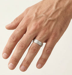 Anillo de boda de oro blanco con líneas grabadas