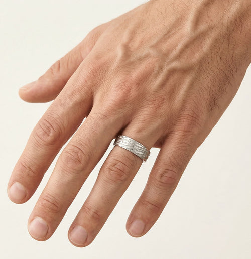 Anillo de boda de oro blanco con líneas grabadas