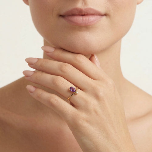Anillo de oro amarillo con zirconia cúbica en corte pera y amatista morada