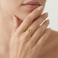 Zlatý prsten se smotaným uzlem