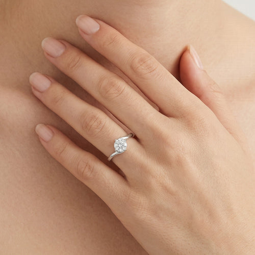 Anillo clásico de plata para mujer con engaste de cuatro garras