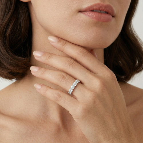 Bague en argent sterling avec cinq pierres en zircon cubique.
