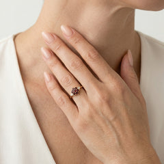 Prsten s granátovým květem ze žlutého zlata