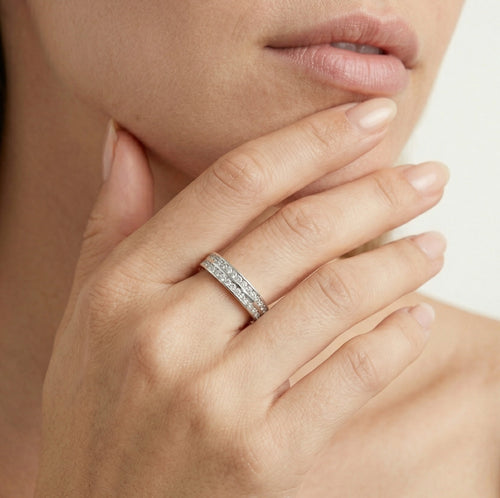 Třpytivý stříbrný prsten s kanálkovou sadou