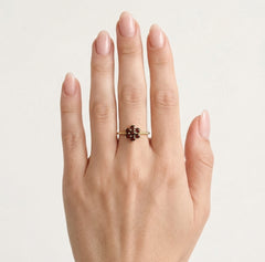 Zlatý prsten s granáty ve tvaru květiny s detailní obroučkou