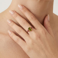 Bague élégante en moldavite taillée émeraude avec grenat rond