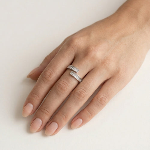 Unvollendeter Silberring mit Baguette-Zirkonia