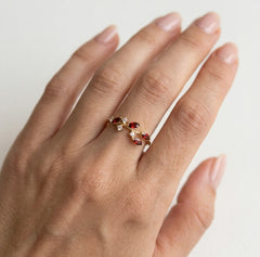 Elegantní granátový prsten se smíšeným brusem a kameny