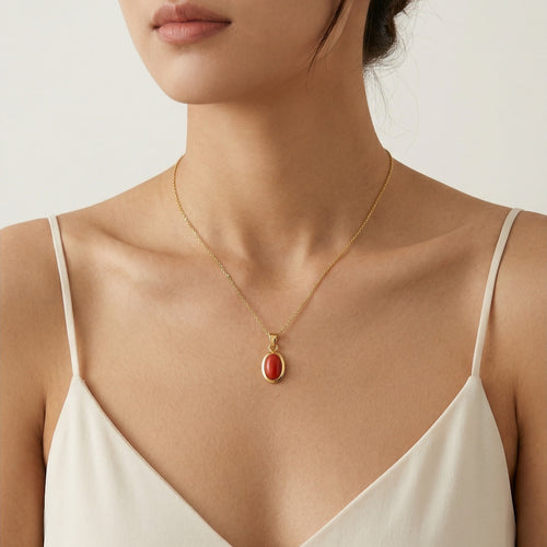 Oválný přívěsek z přírodního červeného korálu ze žlutého zlata