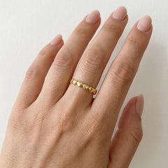 Krásný prsten ze žlutého zlata ve tvaru srdcí