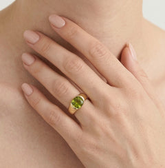 Anillo unisex de oro con moldavita talla cojín