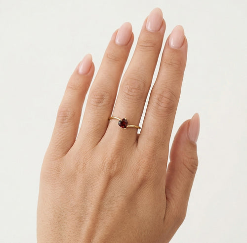 Herzförmiger Granat-Ring aus Gelbgold