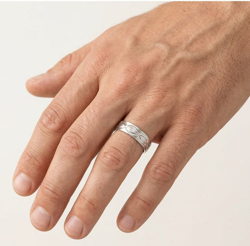 Anillo de boda de oro blanco con líneas talladas en cruz