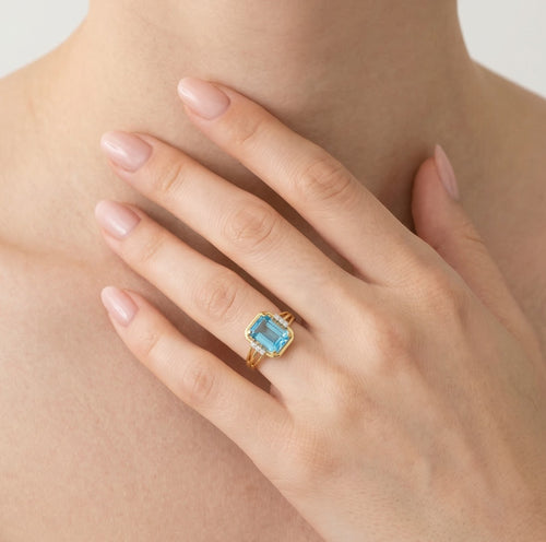 Prsten s modrým topazem a diamanty smaragdového brusu ve žlutém zlatě