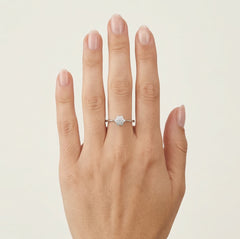 Drobný prsten s diamantovou květinou