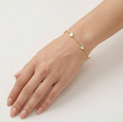 Yellow gold women chain bracelet with mother of pearl hearts