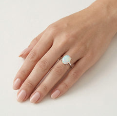 Anillo sencillo de ópalo cabujón