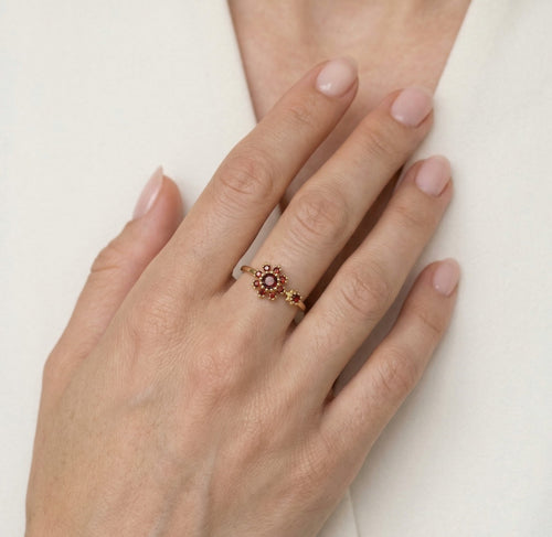 Dámský jarní květinový prsten s granátem