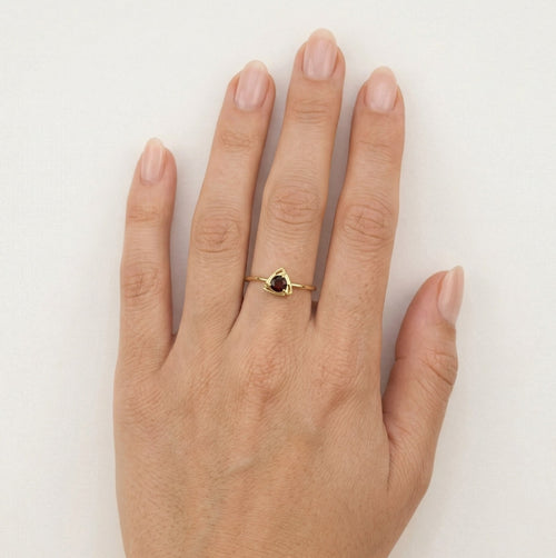Runder Granat-Ring im Dreieck-Design