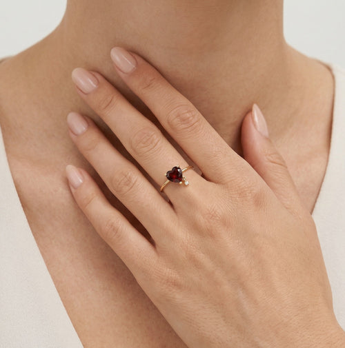 Dámský prsten s granátovým srdcem